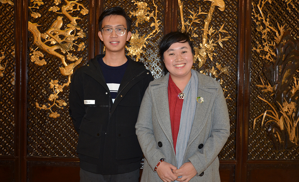 華南農業大學副教授李仕燕(右)帶著學生李智聰(左)參加座談會。林昉柔/攝影
